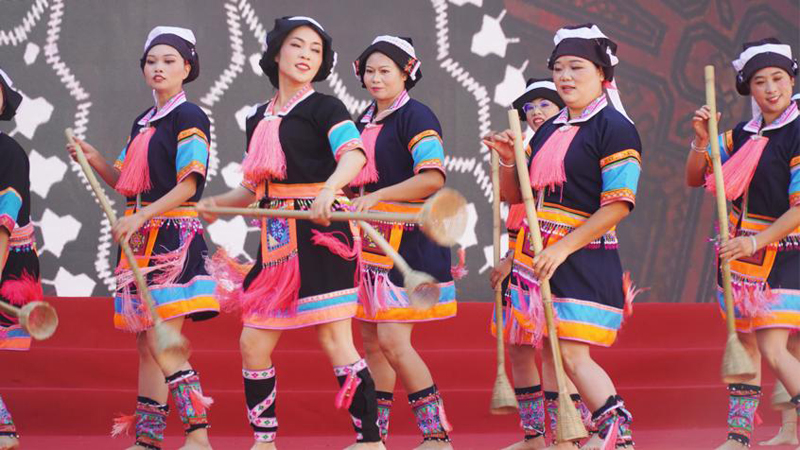 沙里瑤族鄉(xiāng)成立40周年慶?；顒蝇F(xiàn)場。何善權攝