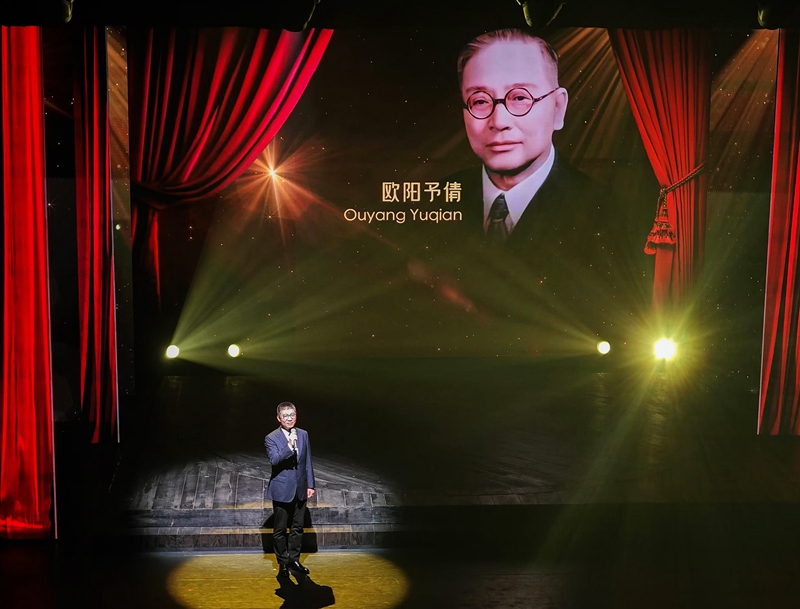 隔空對話。梁章暉攝