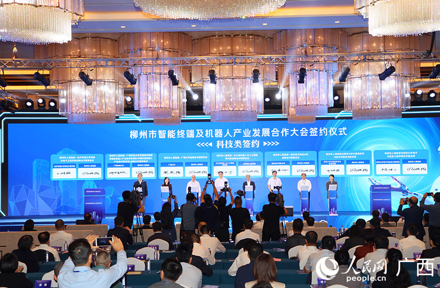 現(xiàn)場簽約。人民網(wǎng) 付華周攝