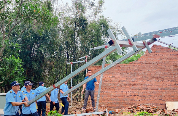 工作人員正在依法拆除違法建筑。北海市委宣傳部供圖