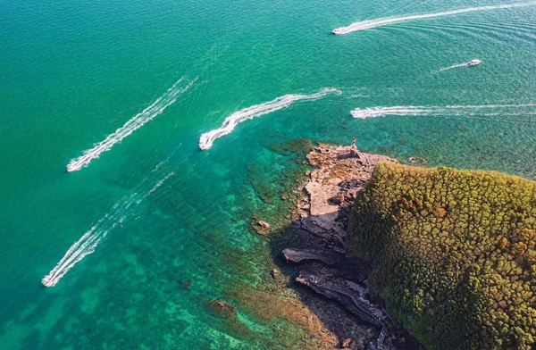 清澈的潿洲島海域。北海市委宣傳部供圖