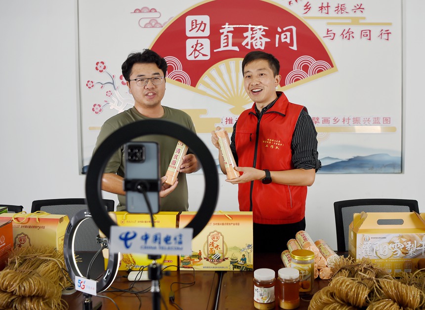 東陽(yáng)村駐村第一書記朱強(qiáng)（右）和同事在直播帶貨。 蔣光仕攝