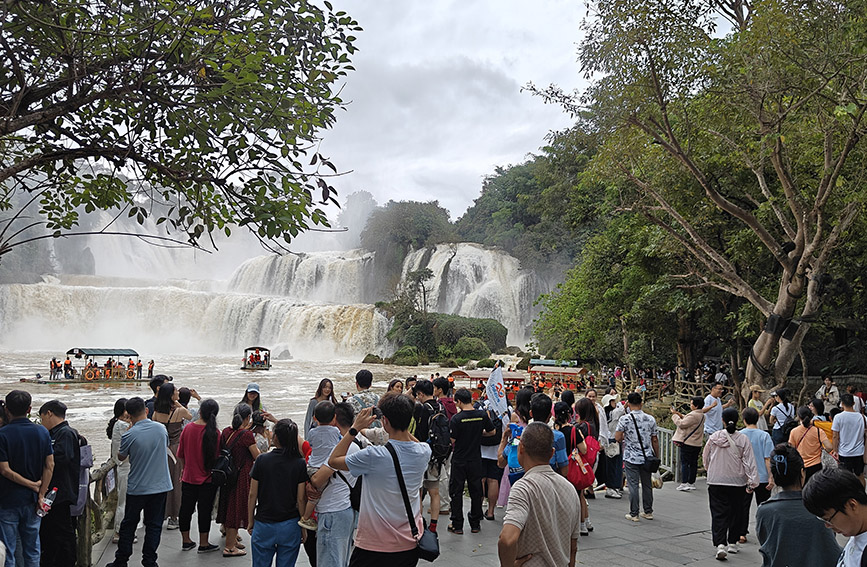 今年國慶節(jié)期間德天瀑布游人如織。大新縣融媒體中心供圖