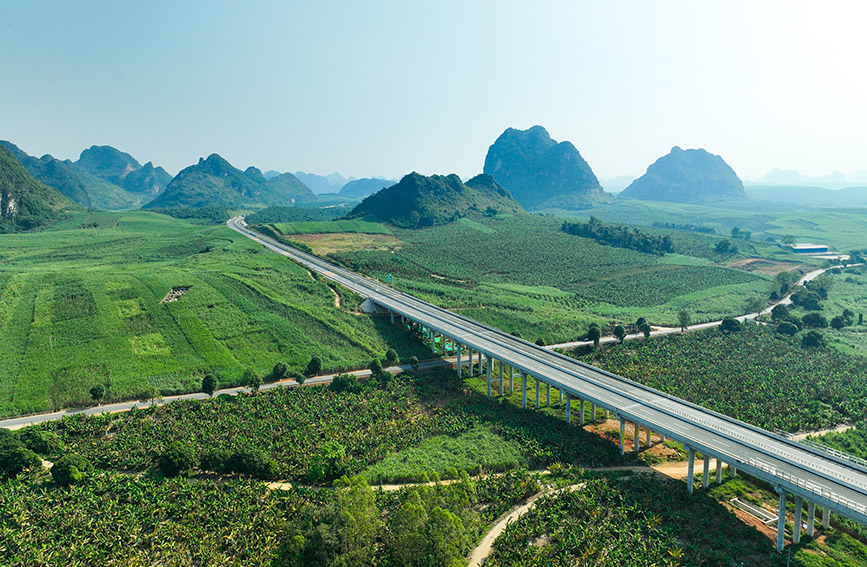 大新境內(nèi)的高速公路。覃斯攝