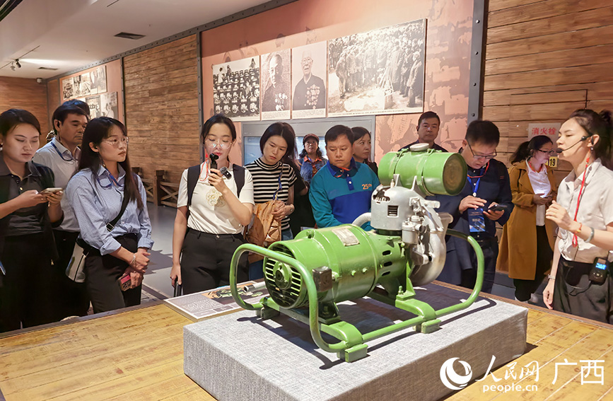 與會人員在柳州工業(yè)博物館參觀。人民網(wǎng) 付華周攝