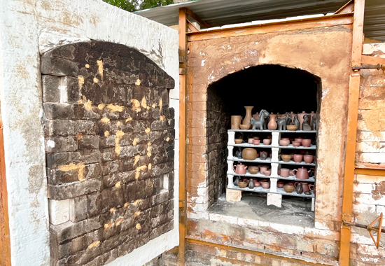 那西柴窯首窯開(kāi)窯。百色學(xué)院美術(shù)與設(shè)計(jì)學(xué)院供圖