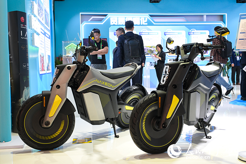 電動(dòng)摩托車(chē)炫酷十足。人民網(wǎng) 雷琦竣攝