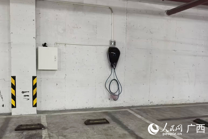 小區(qū)江景樓負一層停車場的人防車位已成功安裝自用樁。人民網(wǎng)記者 覃心攝