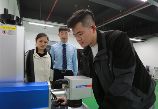 桂林銀行工作人員了解該公司激光研發(fā)情況。桂林銀行供圖