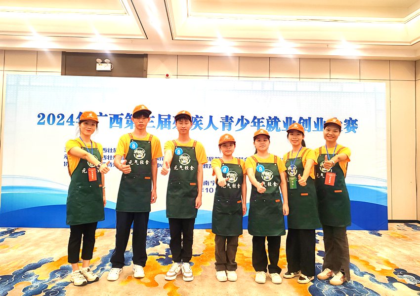 指導(dǎo)老師江薇、莫謝英和陳子豪、溫海杰、蘇小瑩、羅麗鳳同學(xué)合影。張瑜楓攝