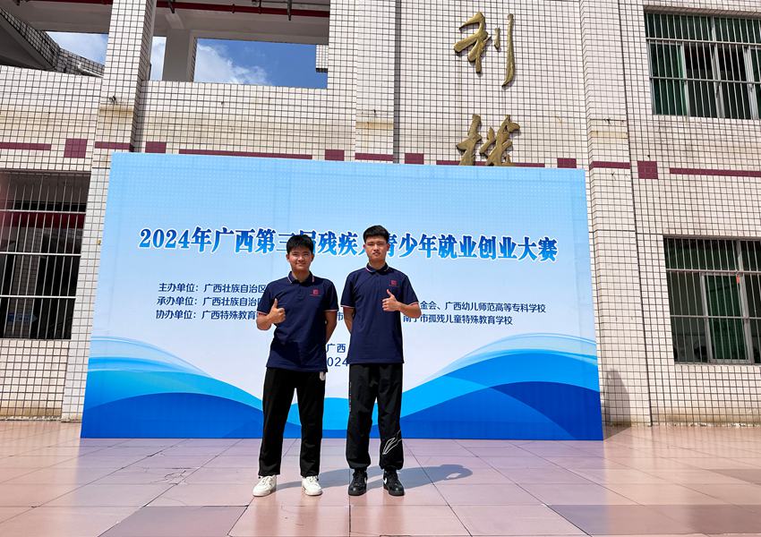 參賽選手陳勝藝（左）、覃春吉（右）合影。張瑜楓攝