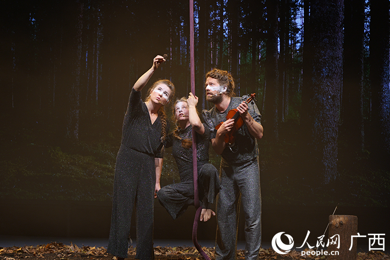 《土壤中的鼻子》演出現(xiàn)場。人民網(wǎng) 梁章暉攝