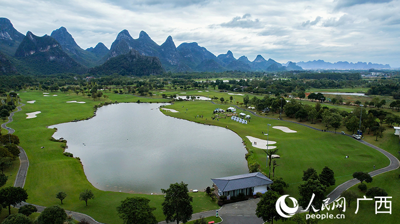 游客在綠水青山間參與桂林藝術(shù)節(jié)。人民網(wǎng) 梁章暉攝