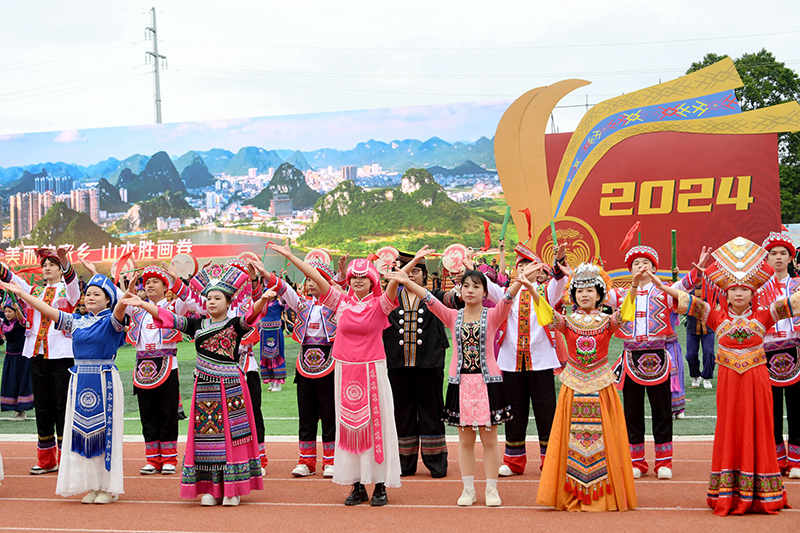 2024年11月20日，廣西壯族自治區(qū)河池市羅城仫佬族自治縣在縣體育中心舉行自治縣成立40周慶祝活動(dòng)。當(dāng)?shù)馗髯迦罕娸d歌載舞，同心共奏和諧曲，謳歌富裕美好的新生活，一片喜慶景象。廖光福攝