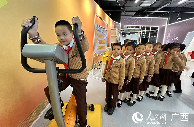 孩子們在廣西流動健康科普館（玉林站）里體驗互動展品。人民網(wǎng) 雷琦竣攝