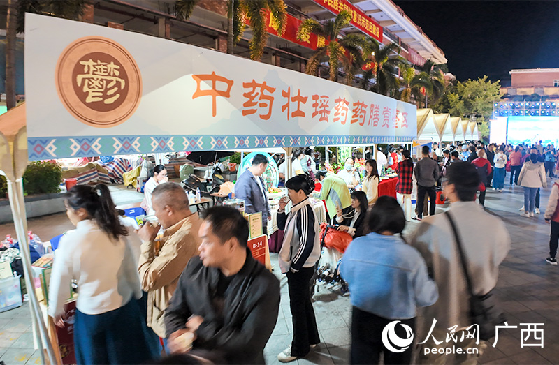 “中醫(yī)藥健康夜市”現(xiàn)場。人民網(wǎng) 雷琦竣攝