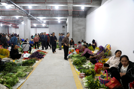 攤位整齊有序地擺放著自家產(chǎn)的農(nóng)產(chǎn)品。