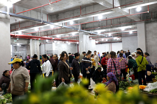 市場人流如梭。