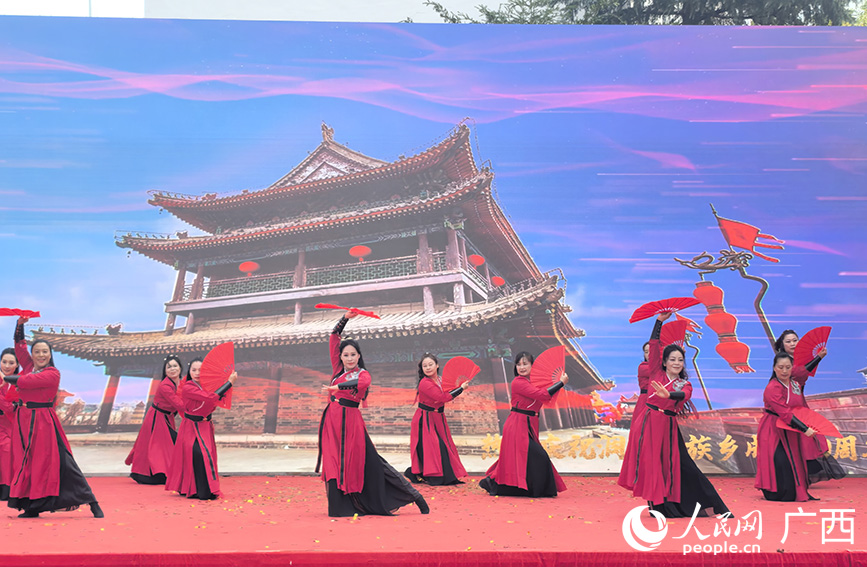 文藝演出。人民網(wǎng) 付華周攝