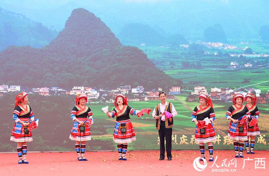 文藝演出。人民網(wǎng) 付華周攝