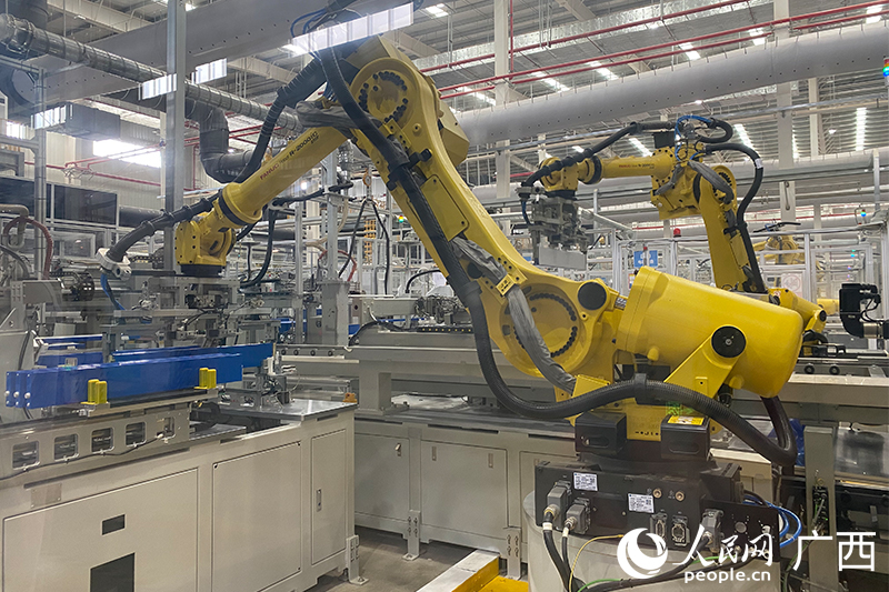 在廣西弗迪電池有限公司，機(jī)械臂組裝新能源電池。人民網(wǎng) 馮肖慧攝