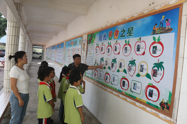 將“五育”之星上墻表彰。