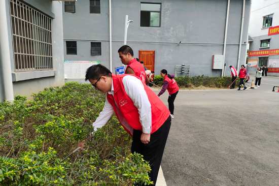 組織“我愛我家，清潔衛(wèi)生”活動。虞秀本攝