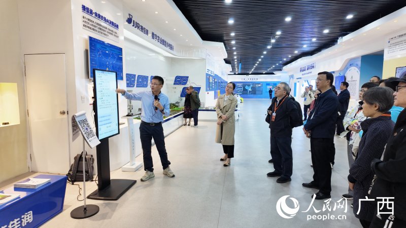 專家學(xué)者們來到南寧市·中關(guān)村創(chuàng)新示范基地調(diào)研。人民網(wǎng) 雷琦竣攝