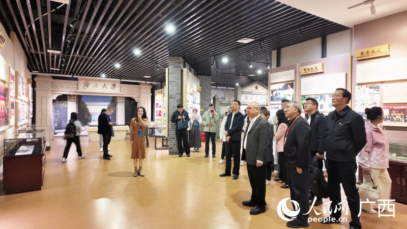 專家學(xué)者們來到廣西大學(xué)調(diào)研。人民網(wǎng) 雷琦竣攝