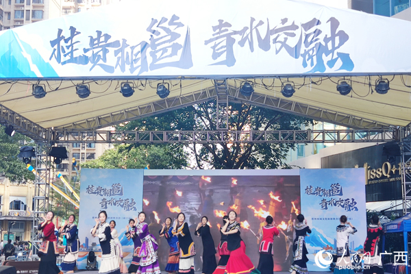 文藝演出現(xiàn)場(chǎng)。人民網(wǎng)記者 王勇攝