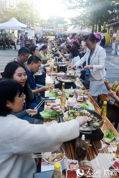 市民一起吃長(zhǎng)桌宴。人民網(wǎng)記者 王勇攝