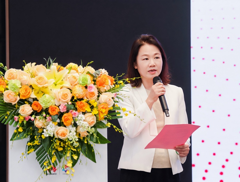 南寧市數(shù)據(jù)局黨組成員、副局長(zhǎng)張春致辭