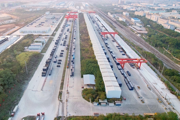 南寧國際鐵路港集裝箱作業(yè)區(qū)航拍。林鶴攝