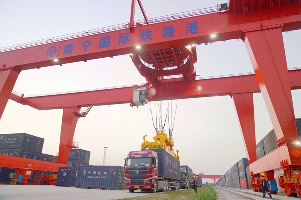 圖：南寧國際鐵路港正如火如荼地開展中越跨境貨物吊裝作業(yè)。陳星宇攝