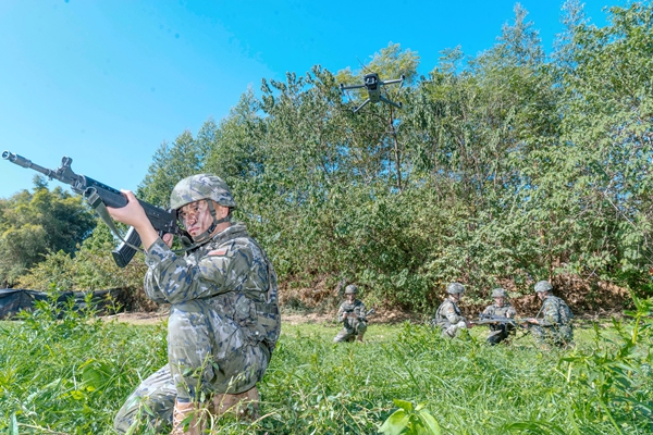 武警官兵進(jìn)行情報(bào)偵察。
