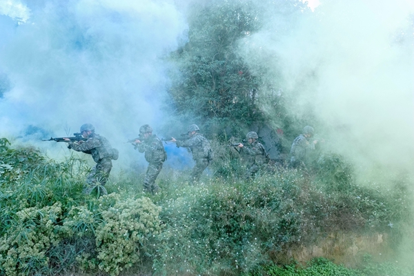 武警官兵開(kāi)展搜捕訓(xùn)練。