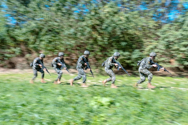 戰(zhàn)斗小組快速躍進(jìn)。