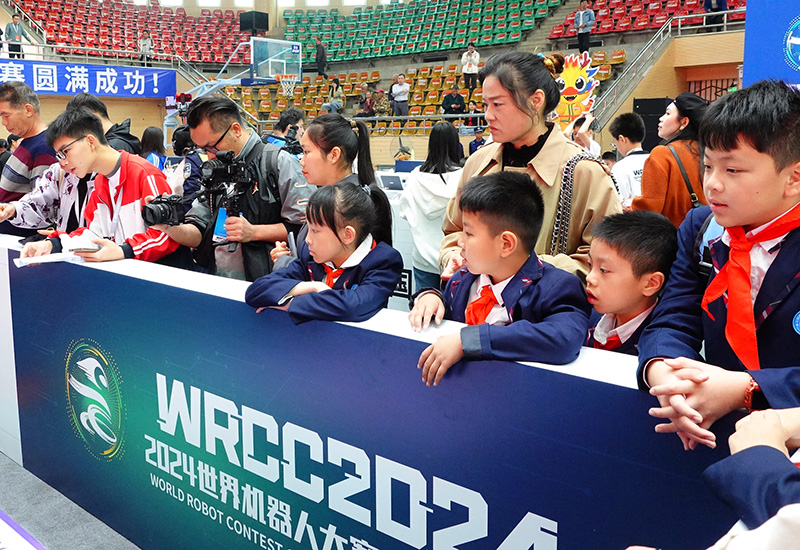 同學(xué)們觀看比賽。張可兒攝