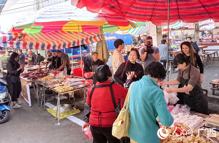 游客在市場采購新鮮食材。人民網 付華周攝