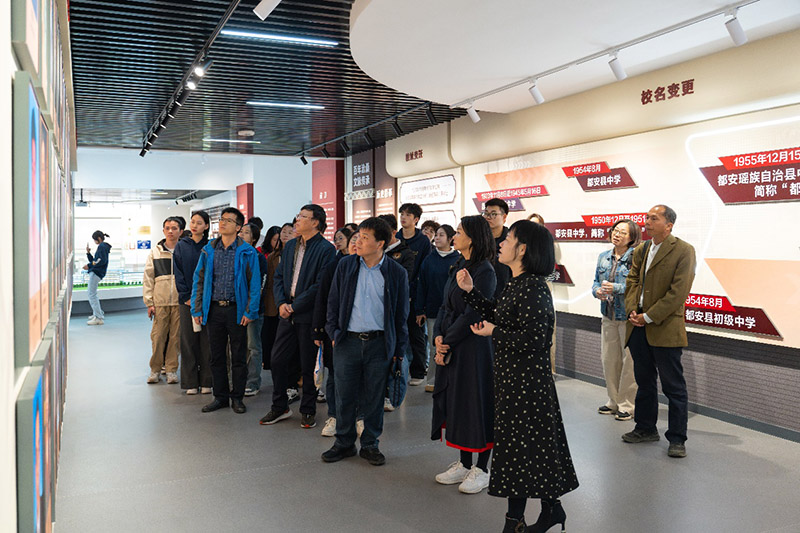 實(shí)踐團(tuán)在都安高中校史館調(diào)研學(xué)習(xí)。溫畹月攝