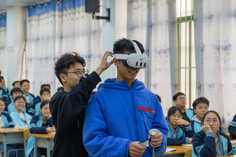 學(xué)生沉浸體驗(yàn)AR 技術(shù)。溫畹月攝