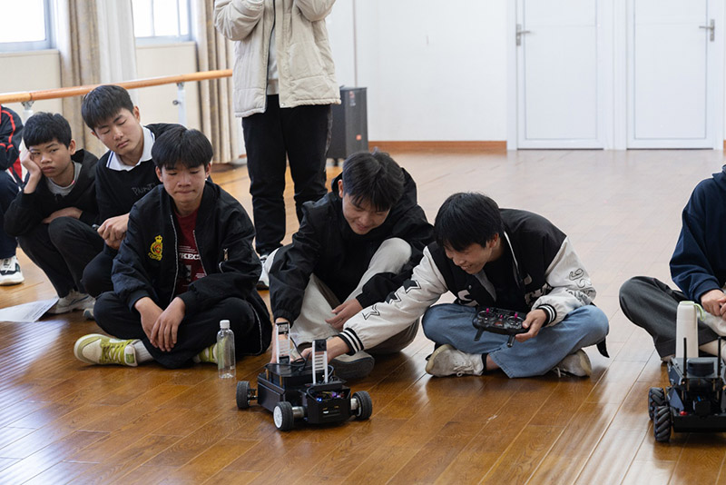 學(xué)生專注操控智能小車，展現(xiàn)出濃厚興趣。楊建攝  