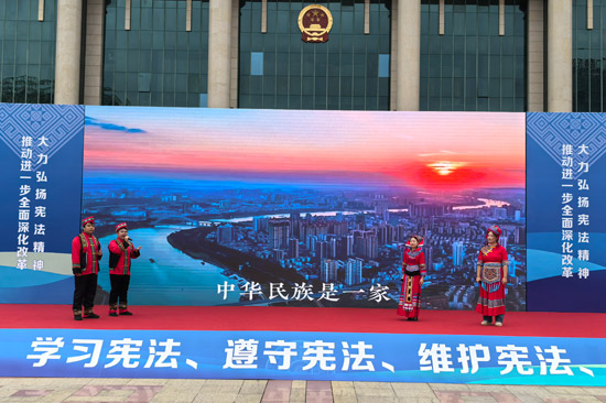 《法治山歌揚(yáng)》表演現(xiàn)場。陳彥君攝