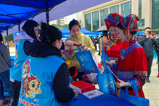 工作人員發(fā)放宣傳資料。陳彥君攝