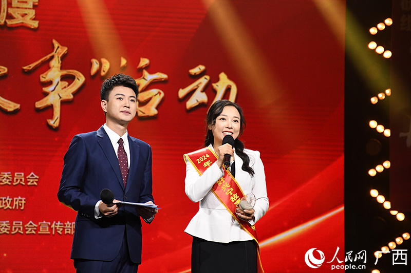 八桂青年學(xué)者周銘（右）介紹光伏電極生產(chǎn)所需材料超細(xì)銀粉。人民網(wǎng)記者 覃心攝