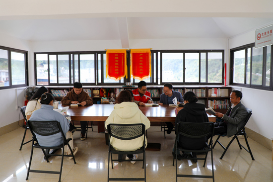 那力村第一書記雷震霖和返鄉(xiāng)大學(xué)、致富能人、群眾一起閱讀分享。凌云縣委宣傳部供圖