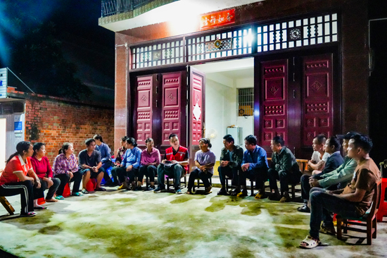 那力村第一書記雷震霖和駐村工作隊(duì)、村兩委進(jìn)行第一書記夜話活動(dòng)。凌云縣委宣傳部供圖