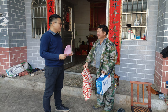 那力村第一書記雷震霖走訪脫貧戶。凌云縣委宣傳部供圖