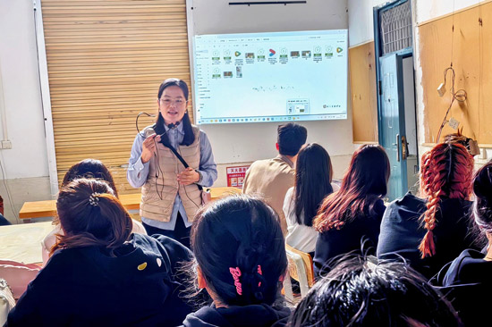 韓培博士講授陶瓷課程