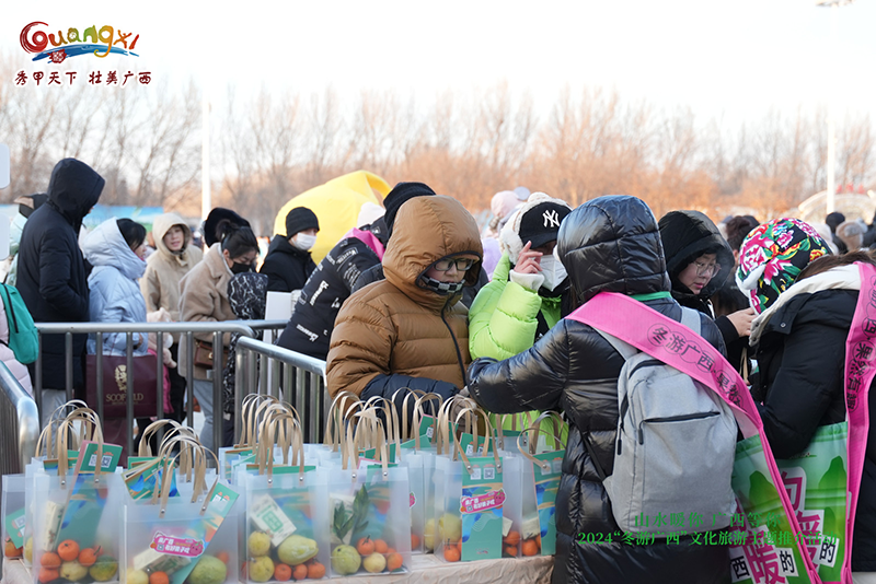 水果領(lǐng)取現(xiàn)場(chǎng)人氣高漲。廣西壯族自治區(qū)文化和旅游廳供圖